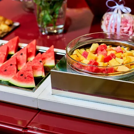 Crystal فندق مارينا دي بييتراسانْت