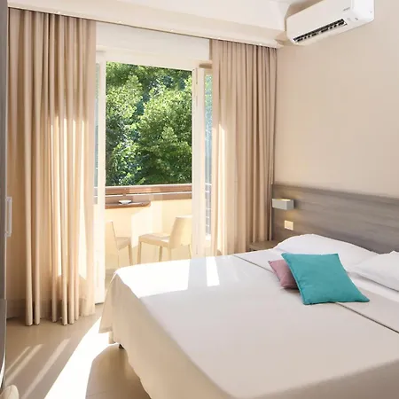 Crystal مارينا دي بييتراسانْت