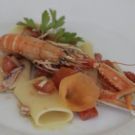 Crystal فندق مارينا دي بييتراسانْت