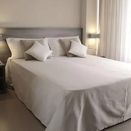 Crystal فندق مارينا دي بييتراسانْت