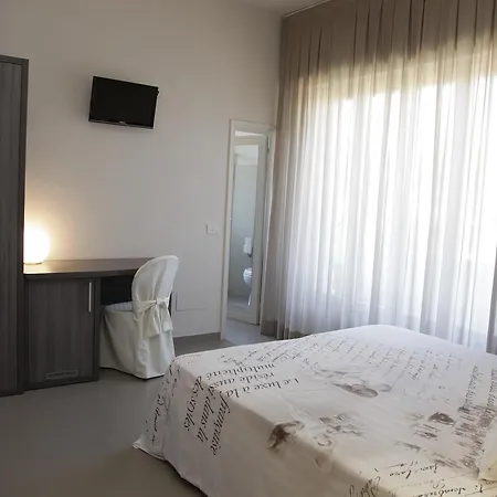 Crystal مارينا دي بييتراسانْت