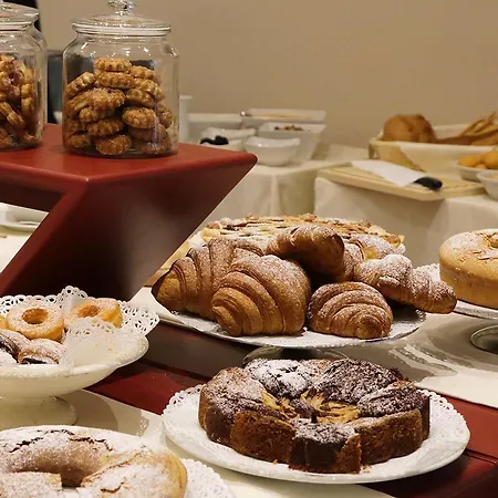 Crystal مارينا دي بييتراسانْت