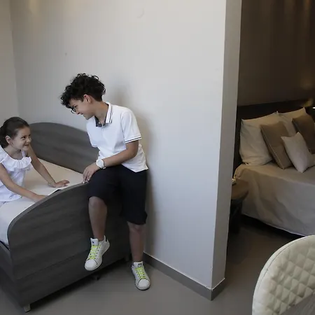 Crystal مارينا دي بييتراسانْت