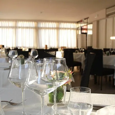 Crystal Otel